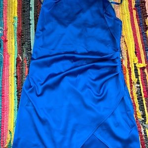 Short blue dress with high slit